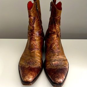 Mens boots. Distressed brown. Western looking. Mildly worn